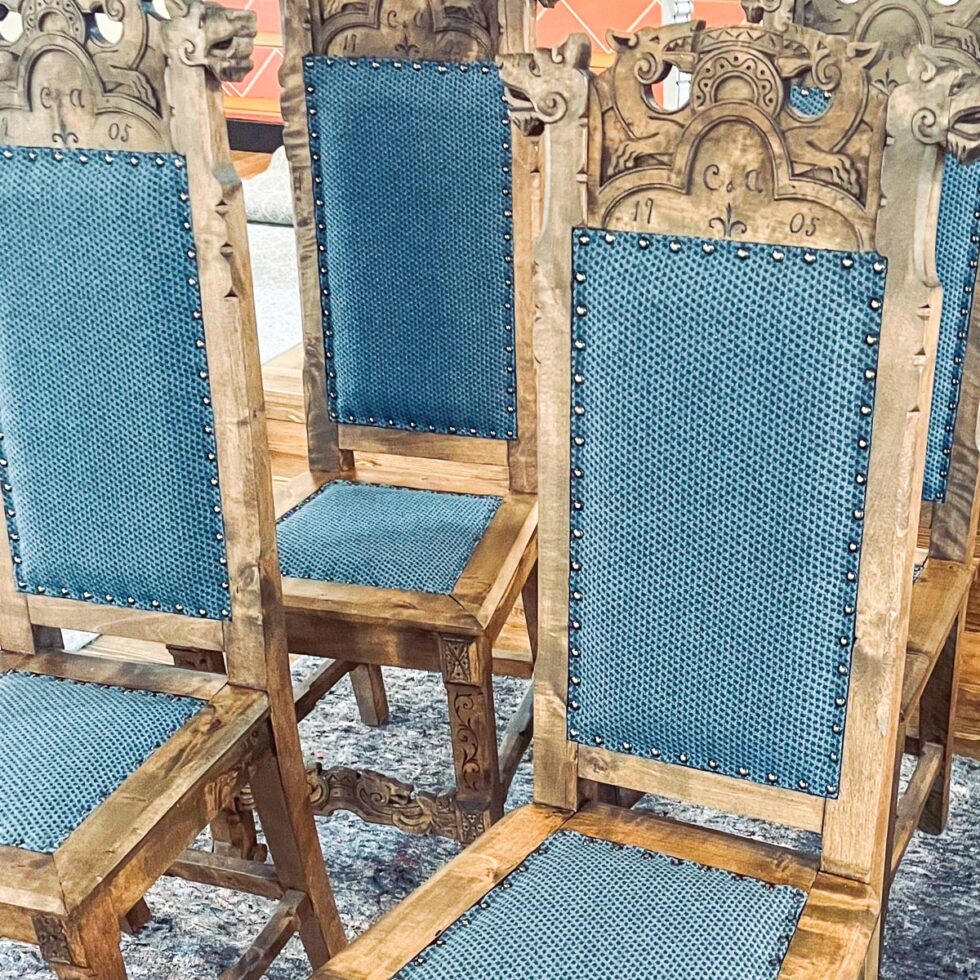 Historiske stoer i tre med blått trekk