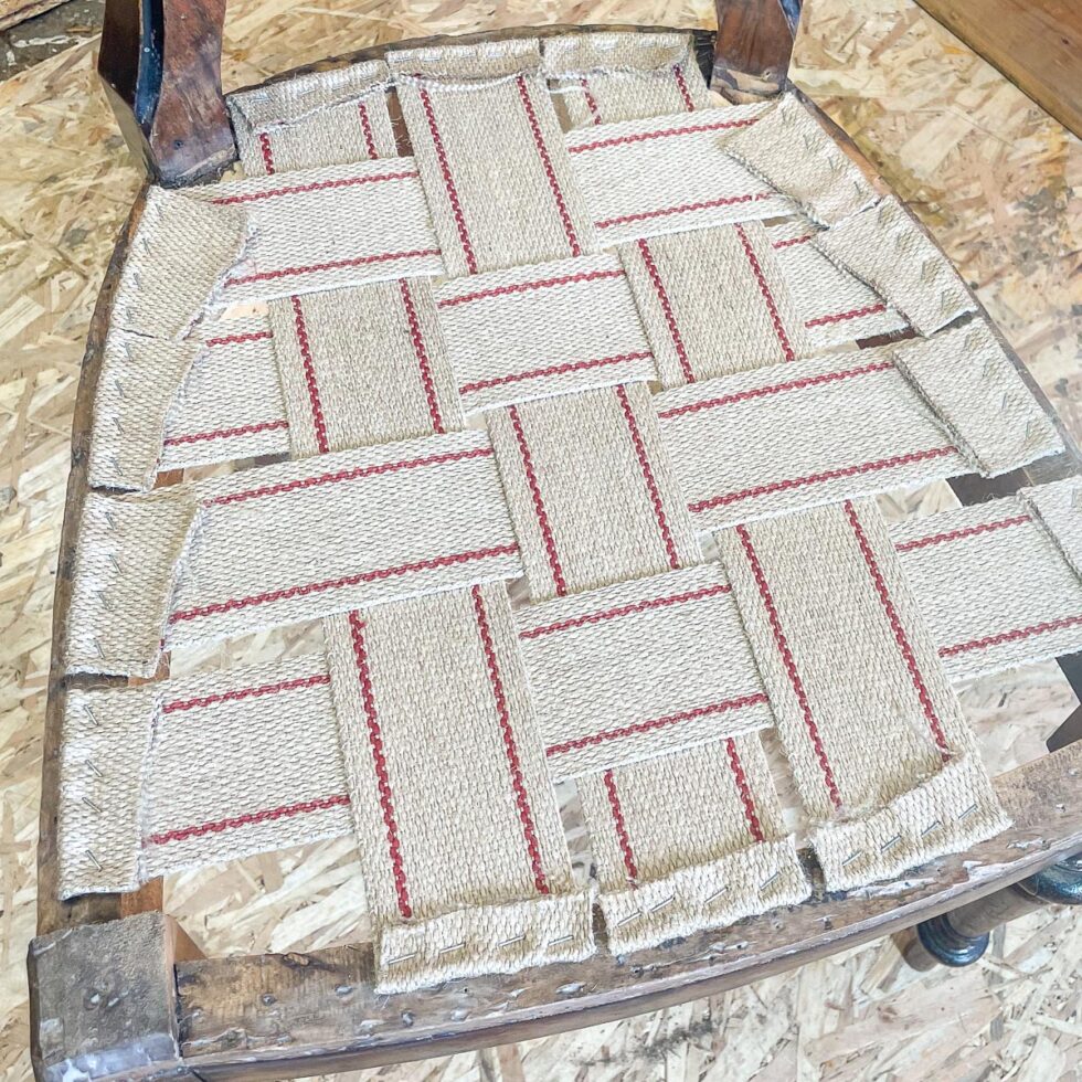 Nærbilde av historisk stolsete i stoff