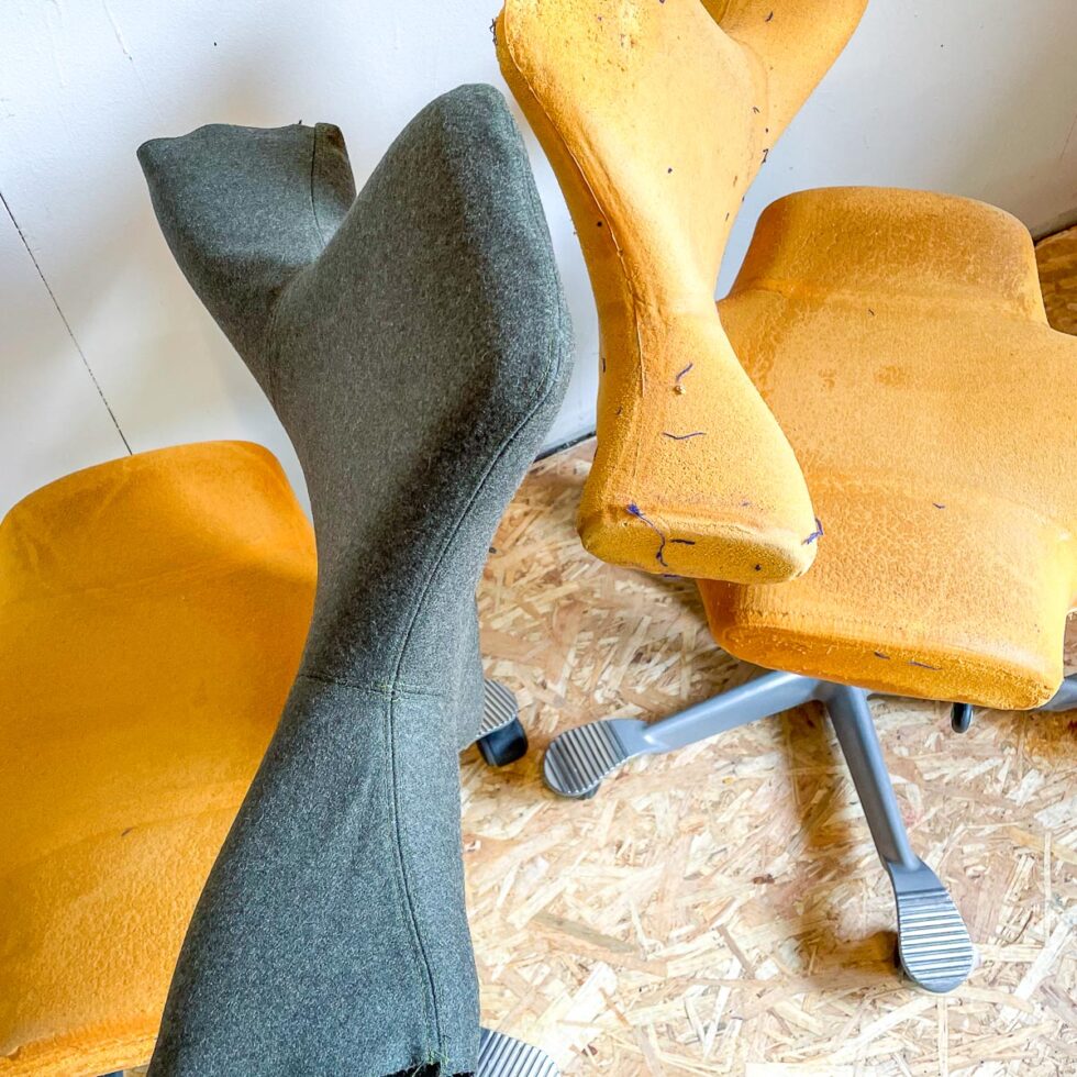 To gamle kontorstoler