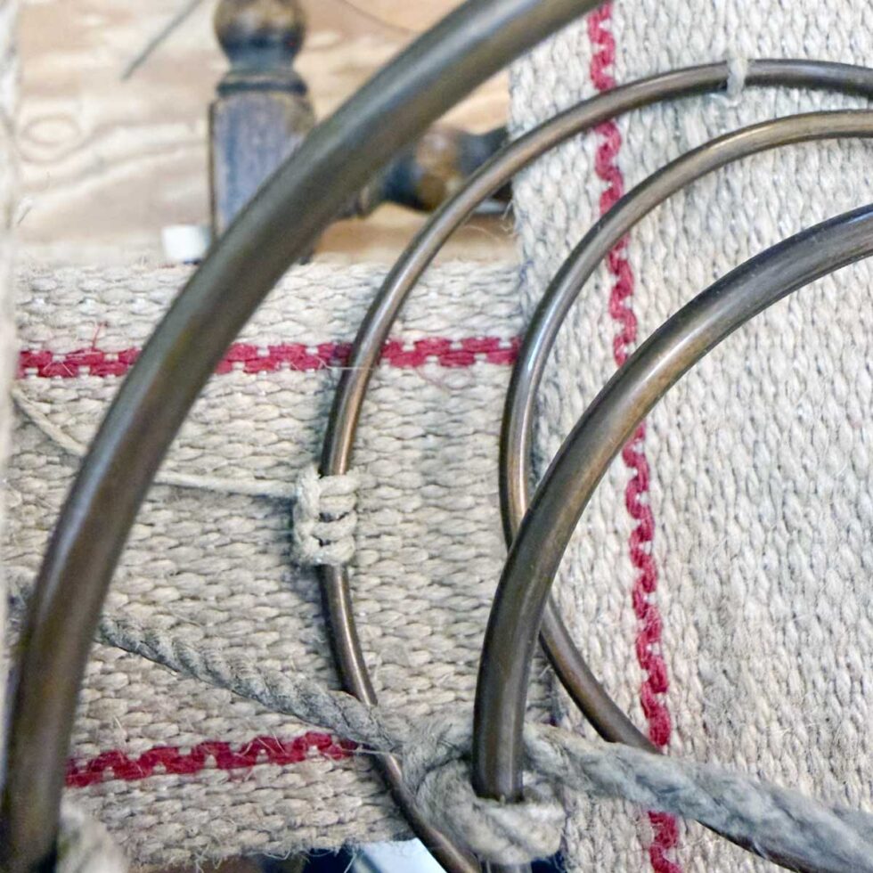 nærbilde av metallspiraler og stoff